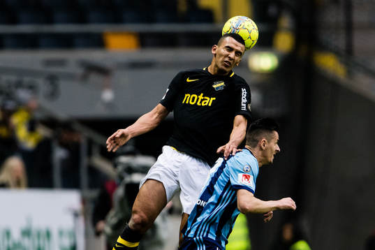 s Nabil Bahoui i en nickduell med Djurgårdens Haris