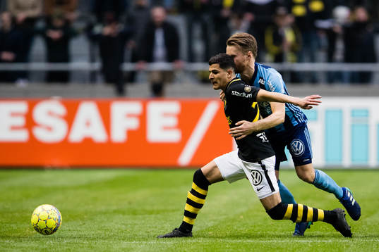 s Tarik Elyounoussi i kamp om bollen med Djurgårdens Jacob