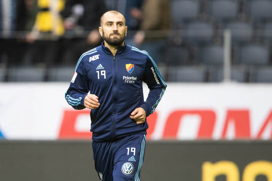 Djurgårdens Yura Movsisyan värmer upp i halvtidspausen