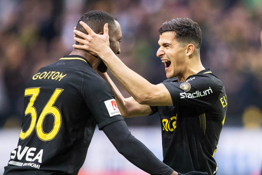 s Henok Goitom jublar med AIK:s Tarik Elyounoussi