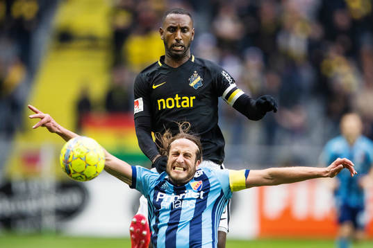 s Henok Goitom i kamp om bollen med Djurgårdens Jonas