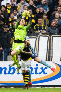 s målvakt Oscar Linnér tar ner bollen framför Alexander