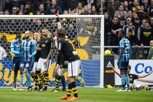 Djurgårdens Yura Movsisyan får rött kort av domare Jonas