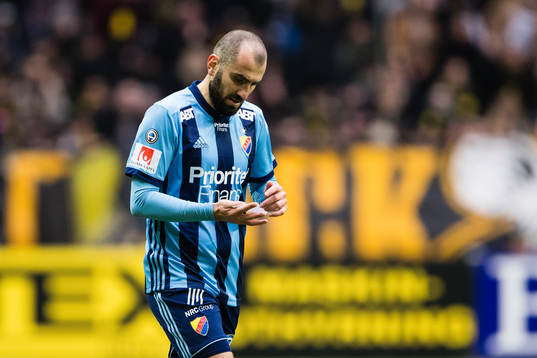 Djurgårdens Yura Movsisyan läser instruktioner på en lapp