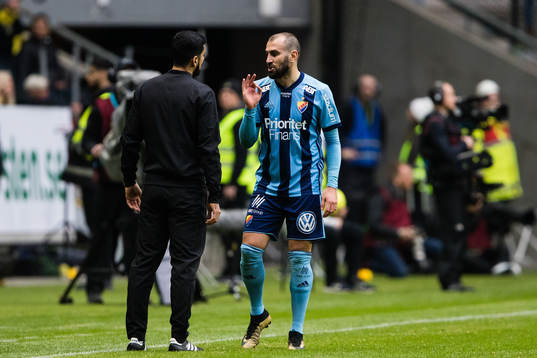 Djurgårdens Yura Movsisyan talar med fjärdedomaren