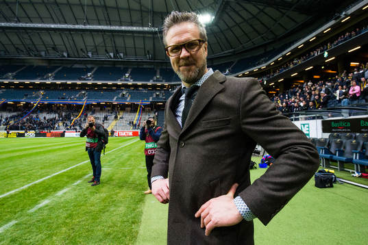 s tränare Rikard Norling jublar