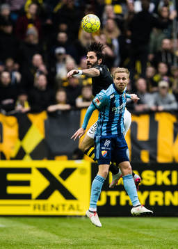 s Denni Avdic i en nickduell med Djurgårdens Jonathan Ring