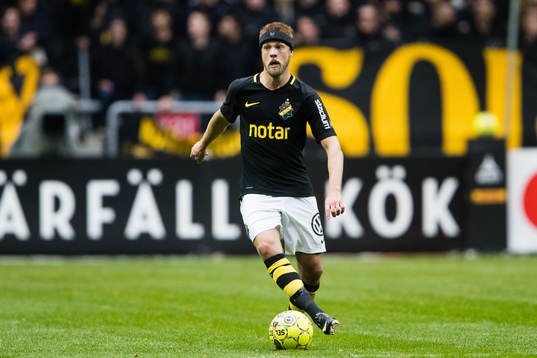 s Daniel Sundgren med bollen