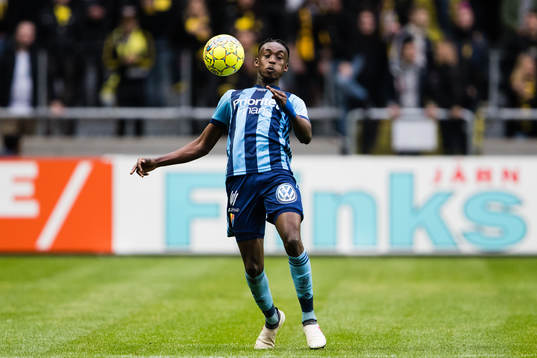 Djurgårdens Philana Tinotenda Kadewere med bollen