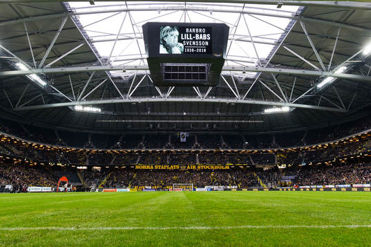 Barbro Lill-Babs Svensson hedras innan fotbollsmatchen i