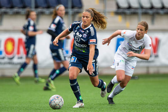 Linköpings Kristine Minde i kamp om bollen med Växjös