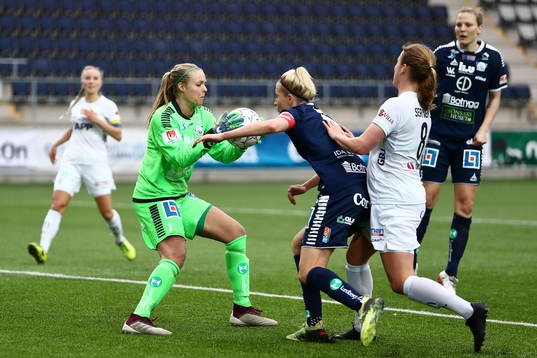 Linköpings målvakt Hilda Carlén och Växjös Anna