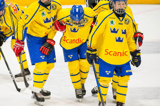 Sveriges Axel Kumlin och Elliot Ekmark hjälper en skadad