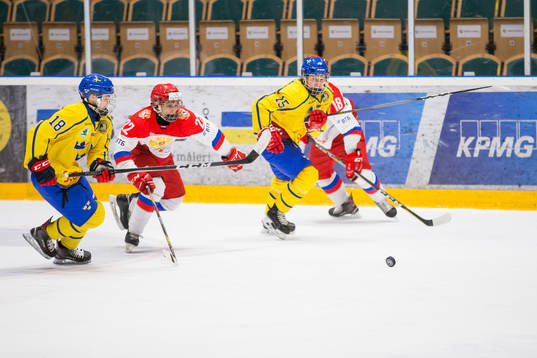 Sveriges Elliot Ekmark och Erik Hedlund jagar pucken