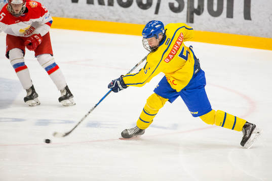 Sveriges Philip Eriksen skjuter