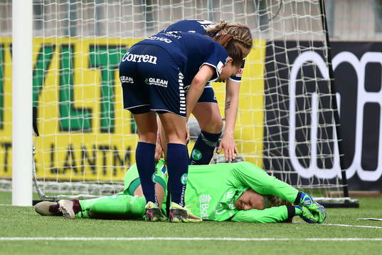 Linköpings målvakt Hilda Carlén ligger ner och ser ut