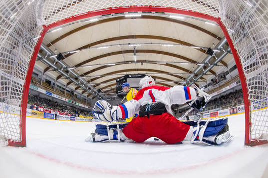Rysslands Bogdan Nefyodov räddar puck