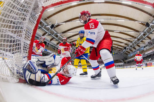 Rysslands Bogdan Nefyodov  i målet