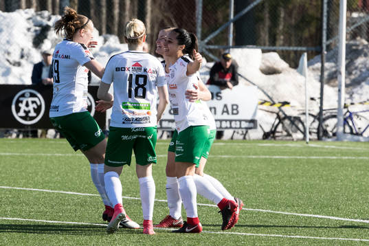 Assis Lina Henriksson och Josefine Hansson och Jaclyn