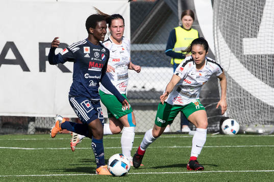 Kvarnsvedens  Temwa Chawinga  och Assis Jaclyn Sawichi  i