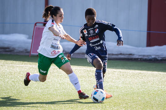 Assis Jaclyn Sawichi och Kvarnsvedens  Temwa Chawinga   i
