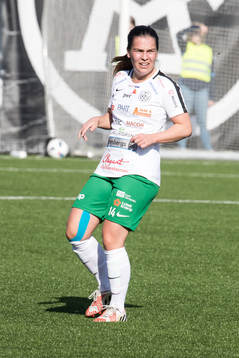 Assis Frida Björck  i fotbollsmatchen i dam elitettan