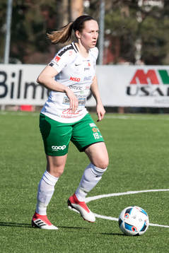 Assis Lina Henriksson  i fotbollsmatchen i dam elitettan