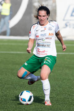 Assis Frida Björck  i fotbollsmatchen i dam elitettan
