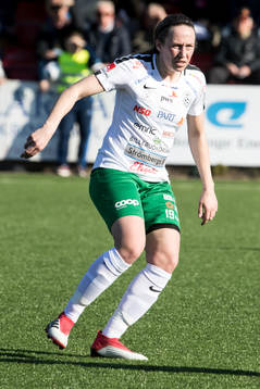 Assis Lina Henriksson  i fotbollsmatchen i dam elitettan