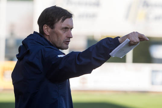 Kvarnsvedens  tränare Björn Lindén   i fotbollsmatchen i