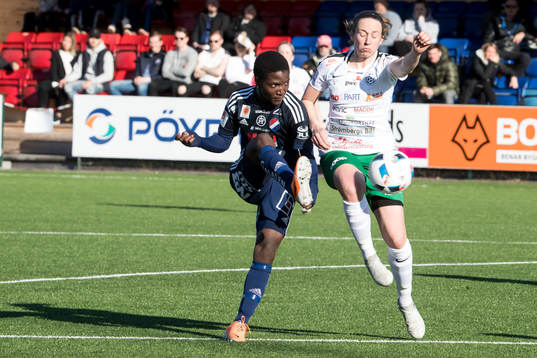Kvarnsvedens  Temwa Chawinga  och Assis Lina Henriksson  i