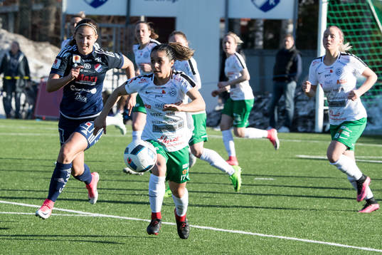 Assis Jaclyn Sawichi  i fotbollsmatchen i dam elitettan