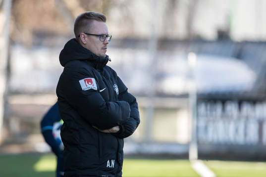 Assis tränare Andreas Nilsson  i fotbollsmatchen i dam