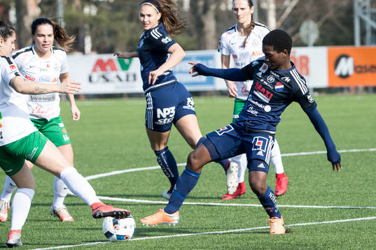Kvarnsvedens  Temwa Chawinga   i fotbollsmatchen i dam