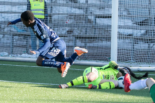 Kvarnsvedens  Temwa Chawinga  och Assis Christina Dineson