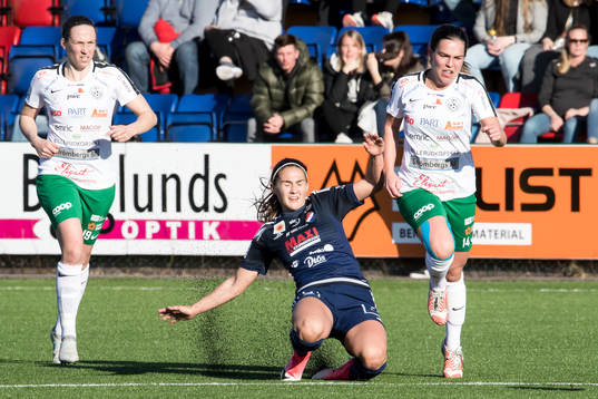 Kvarnsvedens  Jessica Nakae och Assis Frida Björck  i
