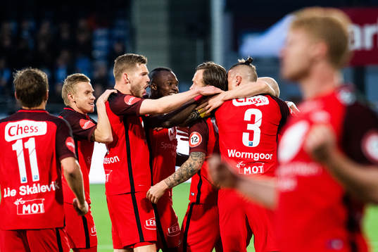 The players of Brann celebrate the 1-0 goal by Sivert