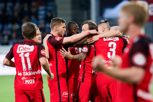 The players of Brann celebrate the 1-0 goal by Sivert