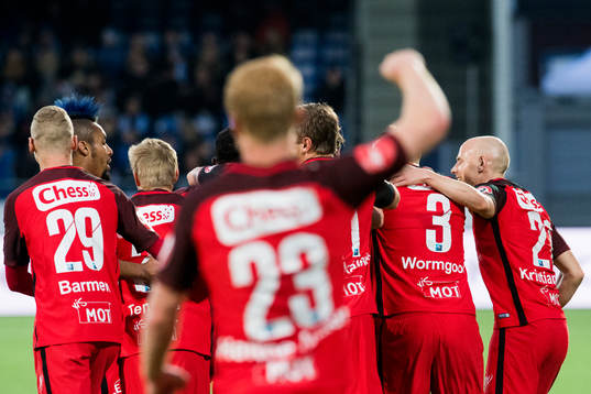 The players of Brann celebrate the 1-0 by Sivert Heltne