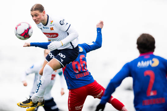 Julian Ryerson of Viking and Andreas Løvland of Tromsdalen