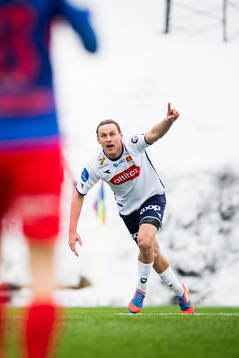 Tommy Høiland of Viking celebrates 2-0