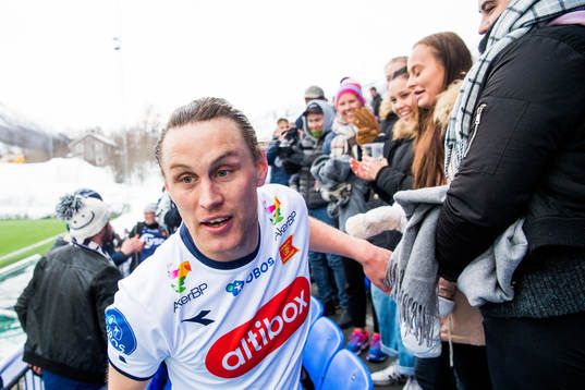 Tommy Høiland of Viking celebrates with the supporters