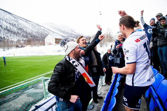 Tommy Høiland of Viking celebrates with the supporters