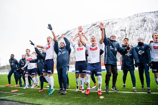 Leo Skiri Østigård of Viking celebrates with his teammates