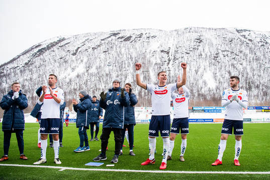 Leo Skiri Østigård of Viking celebrates with his teammates