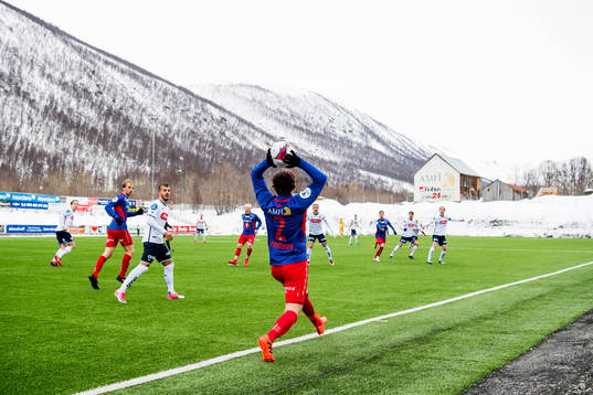 Steffen Skogvang Pedersen of Tromsdalen with a throw