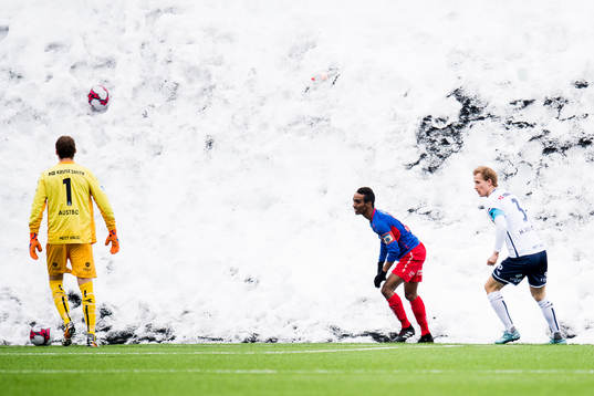 Goalkeeper Iven Austbø of Viking, Mohammed Ahamed Jama of
