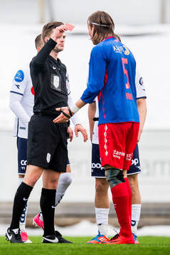 Tobias Nygård Vibe of Tromsdalen is given the red card by