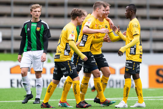 Elfsborgs Filip Schyberg klappas om av lagkamraterna