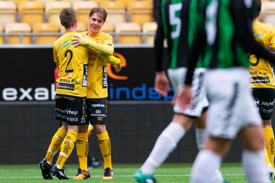 Elfsborgs Jacob Ejerblad (rygg mot kameran) klappas om av